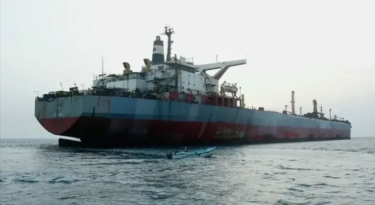 Yemen açıklarında Türk denizcilerin de bulunduğu gemi kaçırıldı